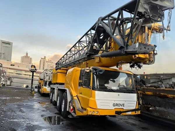 Guindaste rodoviário Grove amarelo da frota Peso Positivo em São Paulo