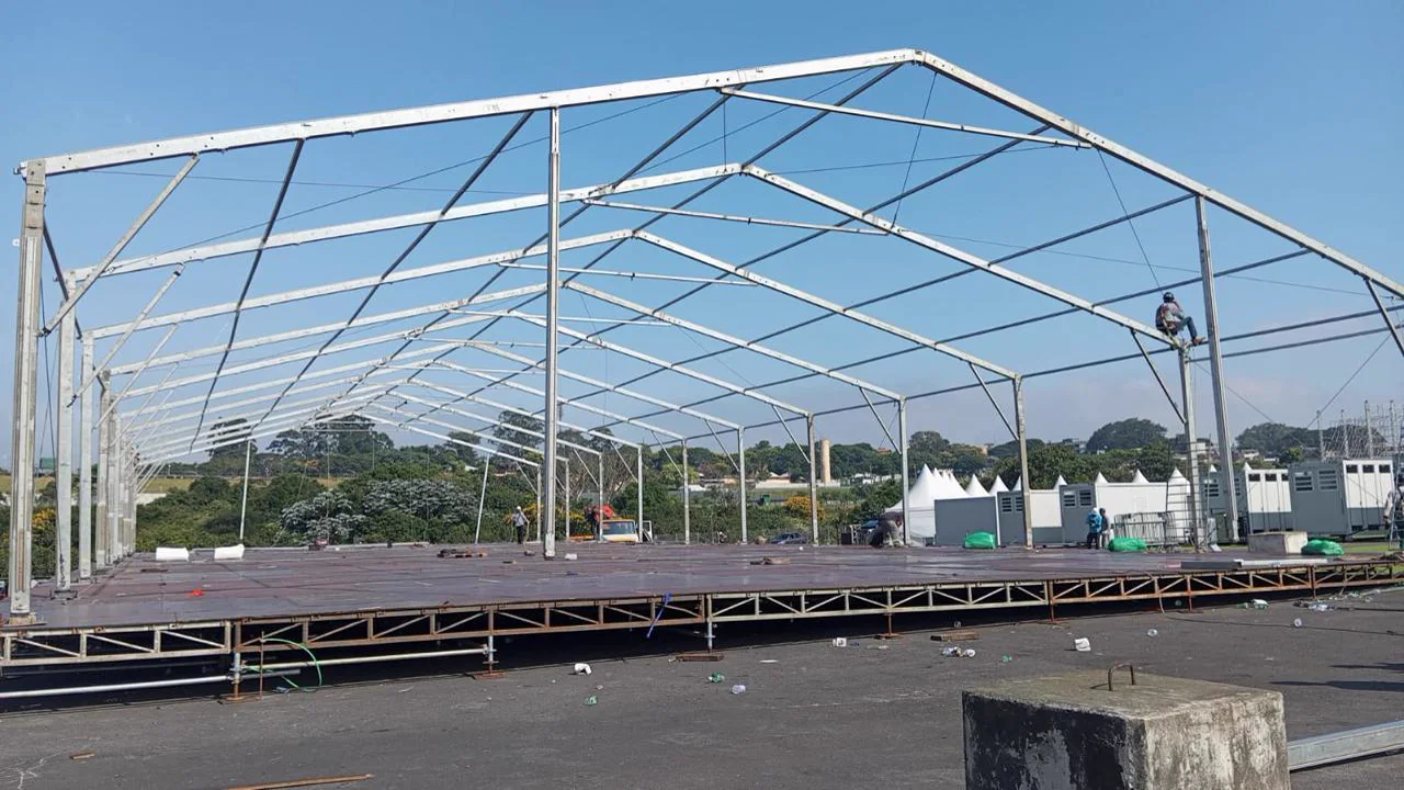 Estrutura metálica montada para o Lollapalooza no Autódromo de Interlagos