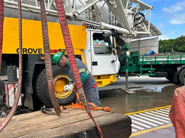 Especialista da Peso Positivo preparando içamento com cintas e acessórios de rigging