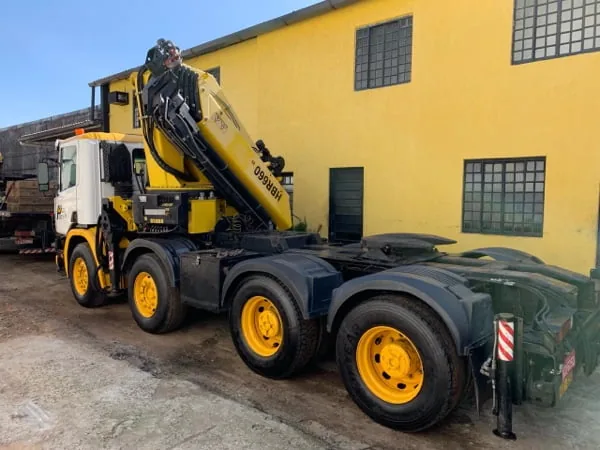 Caminhão com guindaste da Peso Positivo preparado para remoção industrial