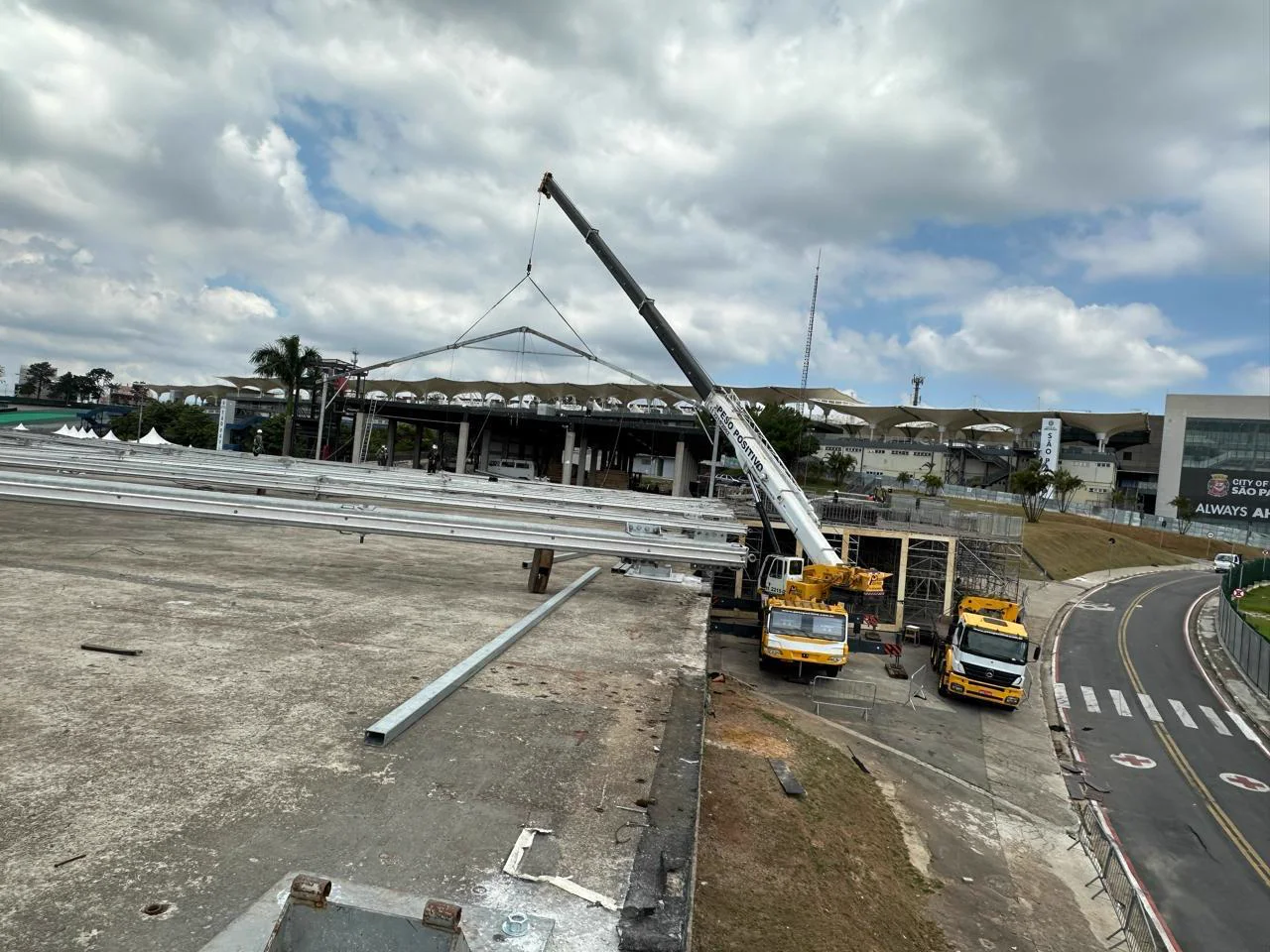 Guindaste da Peso Positivo içando módulo de estrutura metálica em Interlagos