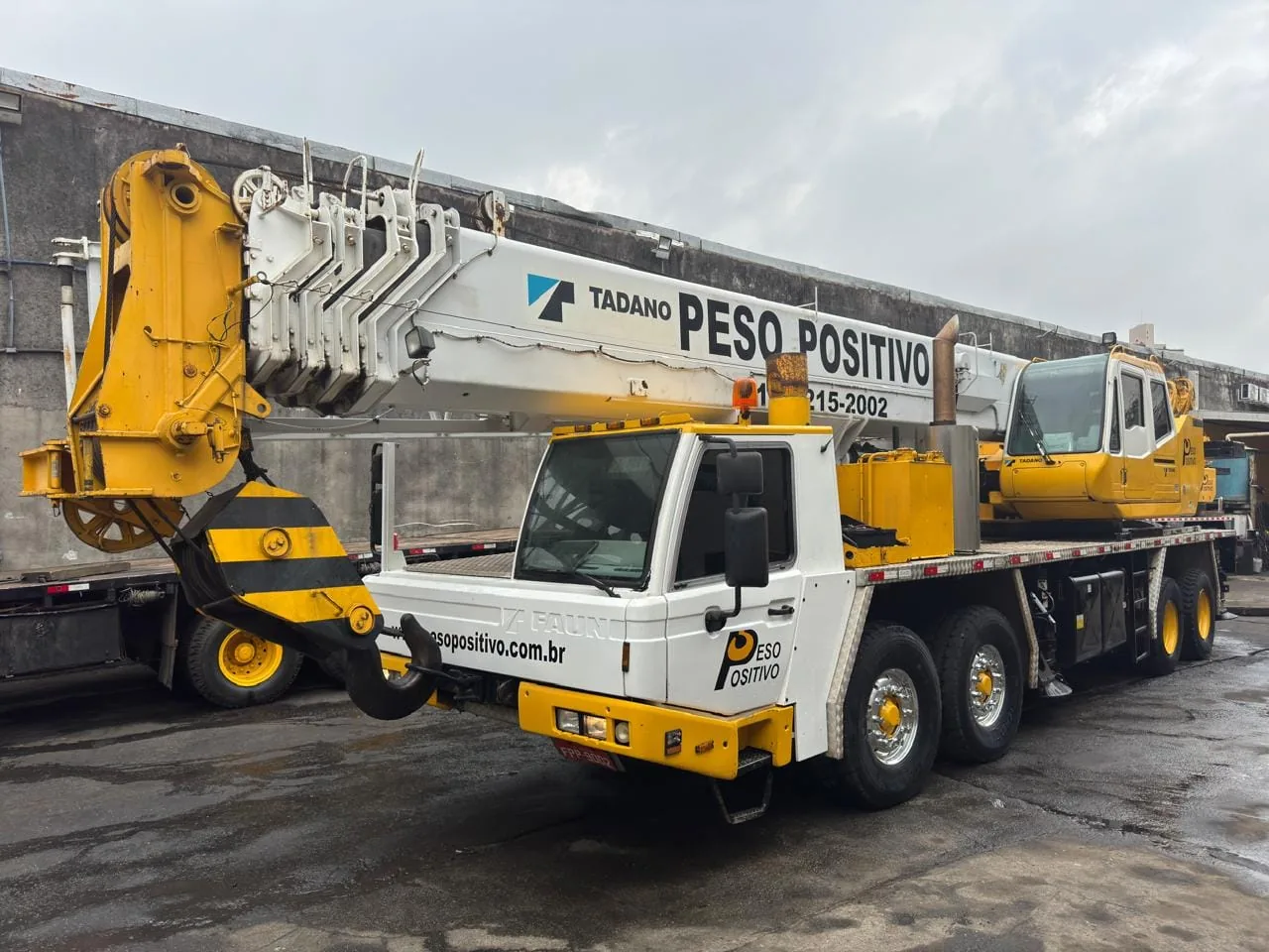 Guindaste Tadano GT900-XL de 90 toneladas da frota Peso Positivo