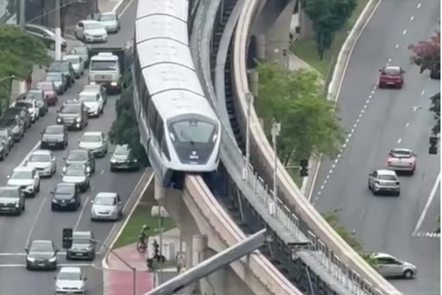 Guindaste instantes antes de tombar sobre o monotrilho em São Paulo