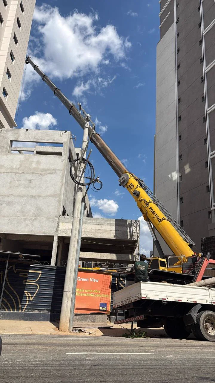 Guindaste amarelo da Peso Positivo com lança estendida entre edifícios no empreendimento Green View Butantã