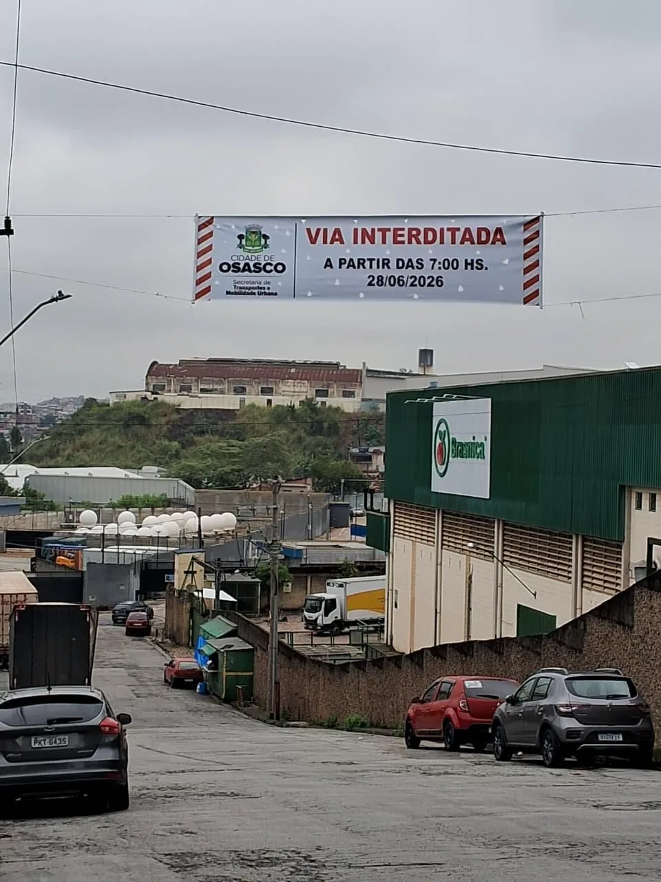 Banner de interdição de via da Prefeitura de Osasco para a operação de remoção da autoclave