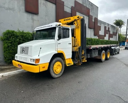 Caminhão munck Mercedes-Benz 1618 com pluma Madal MD 35.507 da frota Peso Positivo