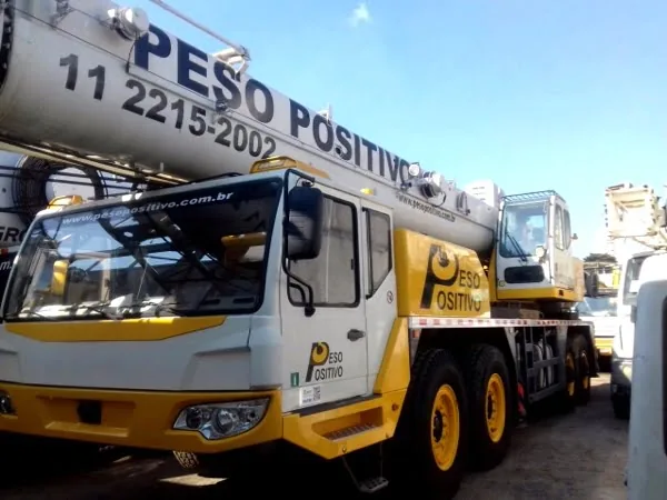 Guindaste hidráulico Zoomlion ZMC85 de 85 toneladas da frota Peso Positivo