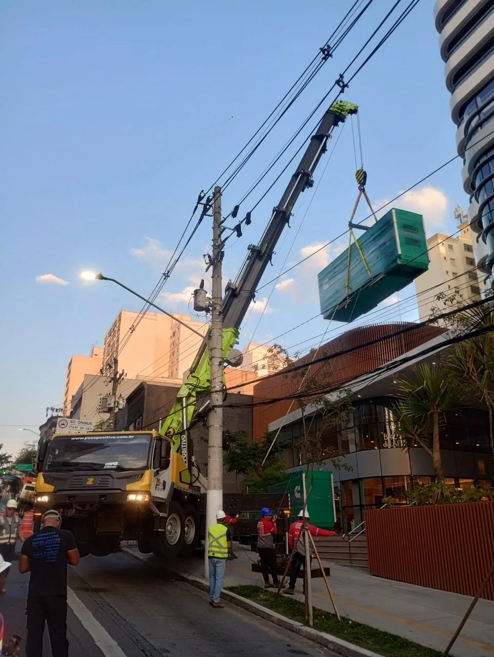 Gerador suspenso acima da rede elétrica de alta tensão, transposição de obstáculos