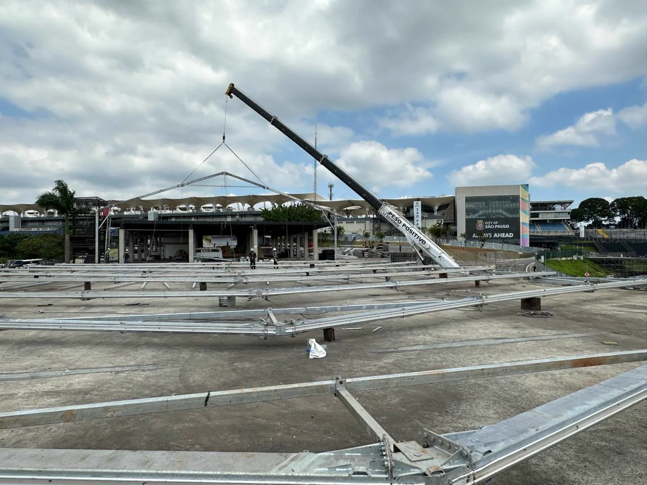 Área de montagem da estrutura metálica do Lollapalooza em São Paulo