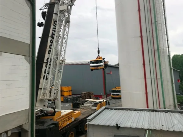 Guindaste articulado da Peso Positivo operando em área industrial de acesso restrito
