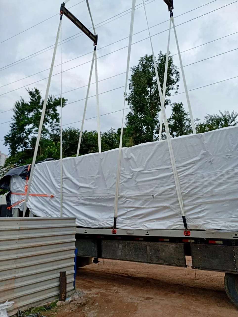 Chiller suspenso alinhado com a carreta de transporte terrestre, preparo para descarga