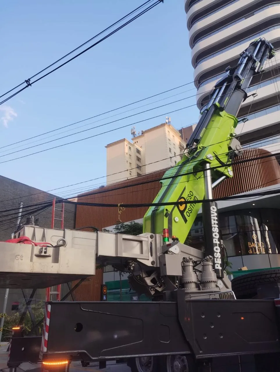 Contrapeso do guindaste Peso Positivo com marcação 5t durante operação urbana