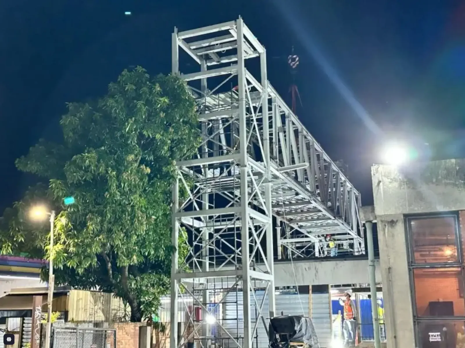 Passarela metálica posicionada na torre de acessibilidade da Estação Lapa