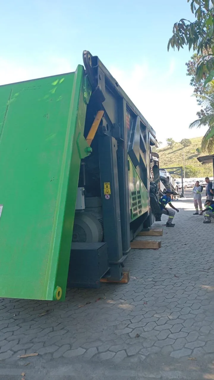 Compactador industrial de 65 t posicionado sobre calços no pátio em Barueri
