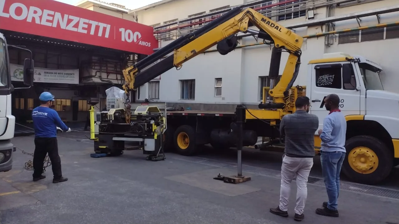 Caminhão munck MADAL do Peso Positivo içando máquina industrial com patola estendida em pátio externo
