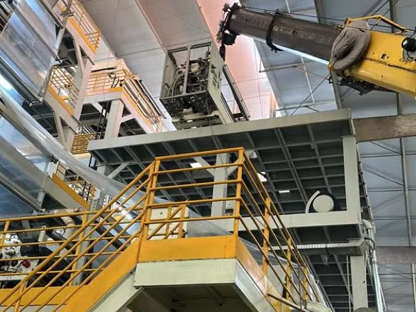 Guindaste da Peso Positivo operando içamento dentro de instalação industrial