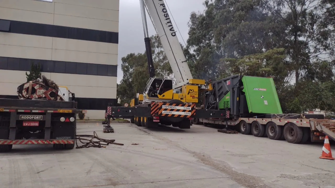 Guindaste Peso Positivo com patolas estendidas preparando o içamento do compactador de 65 t em Barueri