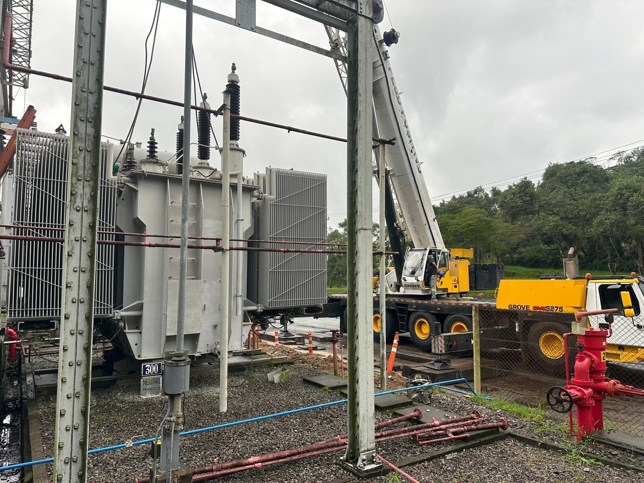Transformador instalado na base da subestação com guindaste Grove GMK5275 ao fundo