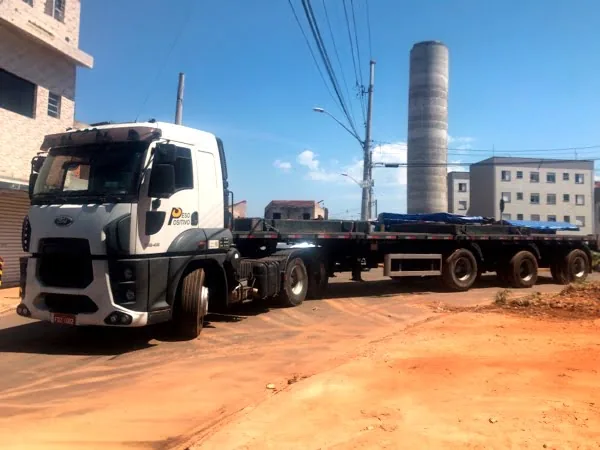 Cavalo mecânico Ford Cargo 2842 com carreta Vanderleia da frota Peso Positivo