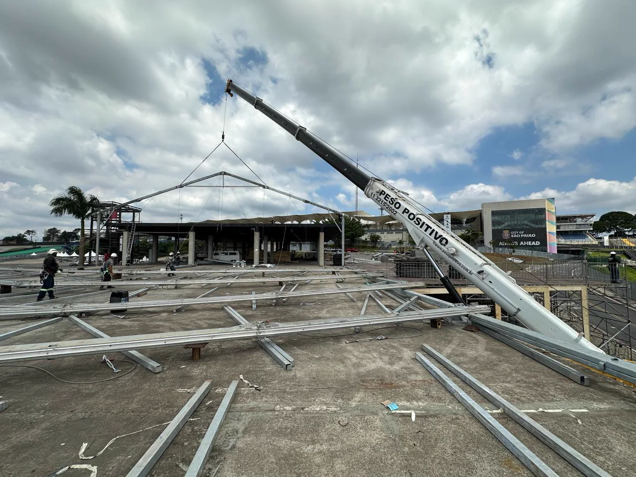 Módulo metálico suspenso por guindaste no Autódromo de Interlagos