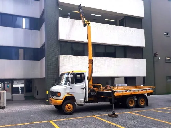Caminhão munck compacto Mercedes-Benz 1114 com pluma Palfinger PK 10000 da frota Peso Positivo